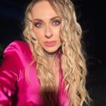 Ekaterina Morgunova Instagram - Ну что, с наступившим нас!))🥳Надеюсь, все встретили его красиво и вкусно и радостно!🤗 И утро у всех сегодня, надеюсь, было доброе!))) Мы вот на салатах-соленьях-холодцах с короткими перерывами, а ещё лобио и сациви..😋 Люблю этот «застольный» день под старые добрые фильмы..🤗 Ну и инсту полистать время есть😎 А вчера то как праздник встретили, дома по-семейному или где-то весёлой толпой? Пишите, потом статистику в сториз выложу😜 #екатеринаморгунова #снаступившим #стигриным #счастьярадостилюбви