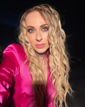 Ekaterina Morgunova Instagram - Ну что, с наступившим нас!))🥳Надеюсь, все встретили его красиво и вкусно и радостно!🤗 И утро у всех сегодня, надеюсь, было доброе!))) Мы вот на салатах-соленьях-холодцах с короткими перерывами, а ещё лобио и сациви..😋 Люблю этот «застольный» день под старые добрые фильмы..🤗 Ну и инсту полистать время есть😎 А вчера то как праздник встретили, дома по-семейному или где-то весёлой толпой? Пишите, потом статистику в сториз выложу😜 #екатеринаморгунова #снаступившим #стигриным #счастьярадостилюбви