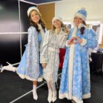 Ekaterina Morgunova Instagram - Группа «Три сни..» поздравляет вас всех с наступающим!!!🥳🥳🥳🎄⛄️❄️ Дарит вам новогоднее настроение и эту прекрасную карусель!))) Листайте😜🥳 #снаступающим2022 #екатеринаморгунова #янакошкина #ольгакартункова #трисни #однаждывроссии #снегурочки