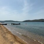 Ekaterina Morgunova Instagram - Владивосток. Японское море. Остров «Русский». Потрясающее место с особенной энергетикой..) Я очень рада, что побывала здесь🌊🫶 И хочу оставить это в своей ленте..)😎 #владивосток #островрусский #екатеринаморгунова #однаждывроссии #дзен #краб #гребешки #травянойчай #прекрасныелюди