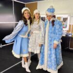 Ekaterina Morgunova Instagram - Группа «Три сни..» поздравляет вас всех с наступающим!!!🥳🥳🥳🎄⛄️❄️ Дарит вам новогоднее настроение и эту прекрасную карусель!))) Листайте😜🥳 #снаступающим2022 #екатеринаморгунова #янакошкина #ольгакартункова #трисни #однаждывроссии #снегурочки