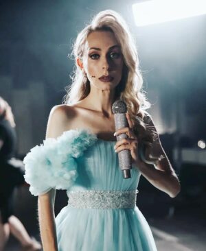 Ekaterina Morgunova Instagram - Новая игра, новые образы..)💃 И новые фото с backstage, листайте..)🙃 #ляйсанутяшева #екатеринаморгунова #пародия #былооченьволнительно #игра #сборнаяроссии
