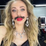 Ekaterina Morgunova Instagram - Что-то здесь явно лишнее… По-поему, серьги…🤔🤣 #екатеринаморгунова #люблюсвоюработу #актриса P.S.: не пропустите сегодня Новогодний выпуск #однаждывроссии , там пушка-бомба будет))🔥😎😘