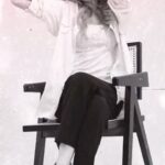 Ekaterina Morgunova Instagram - Мой первый рилз! А?! Как вам?)) Люблю идти в ногу со временем))) Проект, в котором поучаствовала, кстати, тоже со временем связан. Это съёмка портрета на СТАРИНУЮ камеру)🤪 Всегда мечтала попасть в прошлое, частично сбылось: попала в объектив из прошлого века)😎 Снималось это на рентген-плёнку с помощью камеры большого формата, затем эти кадры будут печататься в ручную в тёмной комнате) Это будет без ретуши, это будет Ч/Б, это будет 10 комиков)😎 Проект называется «Тихо, идёт съёмка») Когда узнаю, где и когда будет выставка, расскажу конечно же!)😎 @olgamikhalchuk.art , спасибо за идею и приглашение, съёмка была прекрасной, жду результат)🤗