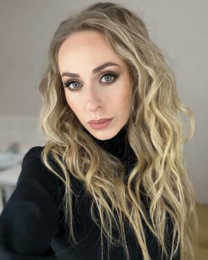 Ekaterina Morgunova Instagram - Примерно раз в месяц выкладываю себя в ленту) Какая-никакая стабильность))) 🖤  #екатеринаморгунова