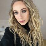 Ekaterina Morgunova Instagram - Примерно раз в месяц выкладываю себя в ленту) Какая-никакая стабильность))) 🖤 #екатеринаморгунова