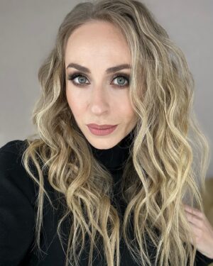 Ekaterina Morgunova Instagram - Примерно раз в месяц выкладываю себя в ленту) Какая-никакая стабильность))) 🖤  #екатеринаморгунова