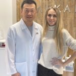 Ekaterina Morgunova Instagram - Меня недавно на гастролях спросили: «как вам хватает сил на все съёмки, гастроли, воспитание ребёнка, домашние дела?».. Сейчас расскажу как раз об этом)) Значит, смотрите , энергия наша, оказывается, штука не бесконечная))) Недавно я ощутила на себе состояние, которое сейчас модно называть «не в ресурсе»..) Ощущения так-себе: вялость, тревожность, «недо-радость» в радостные моменты, слабость, потеря аппетита, и , как следствие всего этого, ослабленный иммунитет и частые простуды... Причём всё как бы нормально, ничего не болит, но как-то сама себя не ощущаешь.. вот такое.. На фото со мной доктор Чой, к которому я обратилась по совету знакомой, и очень этому рада) Врач высшей категории, доктор медицинских наук, а ещё очень приятный и проницательный человек. При диагностике он описал не только моё физическое состояние, но и эмоции, о которых я не рассказывала! Пару раз мне вообще показалось, что он прочитал мои мысли, потому что сказал очень нужные слова в нужный момент)) Помимо назначений я получила много ценной информации о работе организма. Основным правилом поделюсь!) Главное для нашего здоровья - это баланс между ресурсозатратами и их восполнением. Мы с вами, к сожалению, часто не придаём этому нужного значения. У меня вот затраты были, а восстановления почти не было (одного сна , оказывается, недостаточно) И так надолго человечка может не хватить, оказывается))) Восстанавливаться важно не только физически, но и психо-эмоционально, особенно людям с творческими профессиями с эмоциональной отдачей. Сейчас я прохожу назначенный курс иглотерапии и массажа, и реально чувствую результат, причём уже с первых двух недель. И все эти процедуры в спокойной, приятной атмосфере. Круто , когда занятие своим здоровьем не превращается в стресс)))👍 Вообще у доктора широкая специализация. Если хотите узнать подробнее, загляните на его страничку @dr.choi_world , там много интересного и полезного можно почитать, ну и его тонкий подход к работе чувствуется) P.S.: А вообще, чтобы не доходило до сложностей, здоровьем нужно заниматься вовремя, это я о профилактике) Берегите себя и не забывайте восстанавливаться! 😜🙌🍀