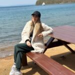 Ekaterina Morgunova Instagram - Владивосток. Японское море. Остров «Русский». Потрясающее место с особенной энергетикой..) Я очень рада, что побывала здесь🌊🫶 И хочу оставить это в своей ленте..)😎 #владивосток #островрусский #екатеринаморгунова #однаждывроссии #дзен #краб #гребешки #травянойчай #прекрасныелюди