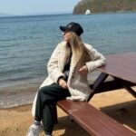 Ekaterina Morgunova Instagram - Владивосток. Японское море. Остров «Русский». Потрясающее место с особенной энергетикой..) Я очень рада, что побывала здесь🌊🫶 И хочу оставить это в своей ленте..)😎 #владивосток #островрусский #екатеринаморгунова #однаждывроссии #дзен #краб #гребешки #травянойчай #прекрасныелюди