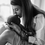 Ekaterina Shepeta Instagram - Ани сегодня 1 месяц🥰 Смотрю на неё сейчас, спящую на моих руках…совершенно волшебная девочка у нас получилась. Или..пришла к нам)) но одно другое не взаимоисключает 😉 Верите в то, что дети выбирают родителей? 😇
