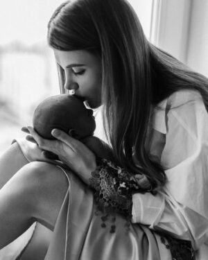 Ekaterina Shepeta Instagram - Ани сегодня 1 месяц🥰

Смотрю на неё сейчас, спящую на моих руках…совершенно волшебная девочка у нас получилась. Или..пришла к нам)) но одно другое не взаимоисключает 😉

Верите в то, что дети выбирают родителей? 😇