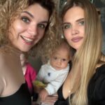 Ekaterina Shepeta Instagram - Ева, с днем рождения 🥳 9 лет человеку! ДЕВЯТЬ🫣😍 Мы сегодня тихонечко семейной компанией отмечаем девятилетие нашего родительства. Это удивительно и прекрасно. Время летит🙈я понимаю, что не успеем оглянуться, будет уже 15, потом 18, 20, а там и внуки🙈 а мне же самой еще будто 22😅 Хотя по факту 34 завтра 😂 Ладно)) едем дальше. Последняя фотка ван лав🥰