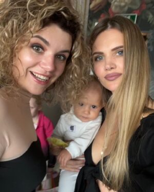 Ekaterina Shepeta Instagram - Ева, с днем рождения 🥳

9 лет человеку! ДЕВЯТЬ🫣😍

Мы сегодня тихонечко семейной компанией отмечаем девятилетие нашего родительства. Это удивительно и прекрасно. Время летит🙈я понимаю, что не успеем оглянуться, будет уже 15, потом 18, 20, а там и внуки🙈 а мне же самой еще будто 22😅

Хотя по факту 34 завтра 😂

Ладно)) едем дальше.

Последняя фотка ван лав🥰
