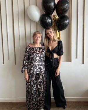 Ekaterina Shepeta Instagram - Ева, с днем рождения 🥳

9 лет человеку! ДЕВЯТЬ🫣😍

Мы сегодня тихонечко семейной компанией отмечаем девятилетие нашего родительства. Это удивительно и прекрасно. Время летит🙈я понимаю, что не успеем оглянуться, будет уже 15, потом 18, 20, а там и внуки🙈 а мне же самой еще будто 22😅

Хотя по факту 34 завтра 😂

Ладно)) едем дальше.

Последняя фотка ван лав🥰