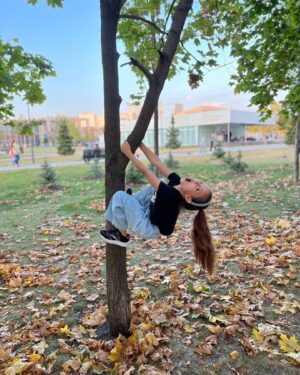 Ekaterina Shepeta Instagram - Завершили осеннее лето в парке🍁🍂это был самый теплый сентябрь на моей памяти в Москве🥰мне просто были жизненно необходимы пару фоток и видео на память.

Какие у нас красивые дети 🤩 @araratkeshchyan 

Даже когда кривляются 😁

———

Вы как? Готовы к холодам?😬