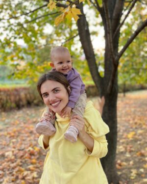 Ekaterina Shepeta Instagram - Завершили осеннее лето в парке🍁🍂это был самый теплый сентябрь на моей памяти в Москве🥰мне просто были жизненно необходимы пару фоток и видео на память.

Какие у нас красивые дети 🤩 @araratkeshchyan 

Даже когда кривляются 😁

———

Вы как? Готовы к холодам?😬