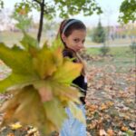Ekaterina Shepeta Instagram - Завершили осеннее лето в парке🍁🍂это был самый теплый сентябрь на моей памяти в Москве🥰мне просто были жизненно необходимы пару фоток и видео на память. Какие у нас красивые дети 🤩 @araratkeshchyan Даже когда кривляются 😁 ——— Вы как? Готовы к холодам?😬