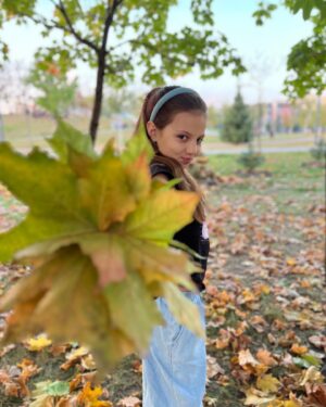 Ekaterina Shepeta Instagram - Завершили осеннее лето в парке🍁🍂это был самый теплый сентябрь на моей памяти в Москве🥰мне просто были жизненно необходимы пару фоток и видео на память.

Какие у нас красивые дети 🤩 @araratkeshchyan 

Даже когда кривляются 😁

———

Вы как? Готовы к холодам?😬