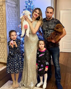 Ekaterina Shepeta Instagram - С наступающим от нашей большой семьи ✨

Пусть все сложится❤️