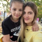 Ekaterina Shepeta Instagram - Завершили осеннее лето в парке🍁🍂это был самый теплый сентябрь на моей памяти в Москве🥰мне просто были жизненно необходимы пару фоток и видео на память. Какие у нас красивые дети 🤩 @araratkeshchyan Даже когда кривляются 😁 ——— Вы как? Готовы к холодам?😬
