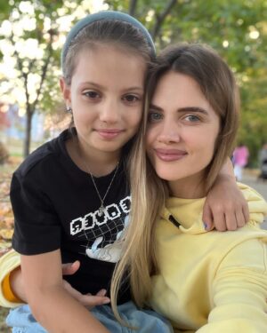 Ekaterina Shepeta Instagram - Завершили осеннее лето в парке🍁🍂это был самый теплый сентябрь на моей памяти в Москве🥰мне просто были жизненно необходимы пару фоток и видео на память.

Какие у нас красивые дети 🤩 @araratkeshchyan 

Даже когда кривляются 😁

———

Вы как? Готовы к холодам?😬