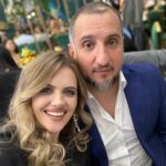 Ekaterina Shepeta Instagram - Нарядные выходные в Бишкеке. Мы были на свадьбе друга Арарата - Жанната. Полетели втроем: я, Ани и Арарат. 3 дня провели в Бишкеке. Ева и Диана остались в Москве с няней. С одной стороны, с одним ребенком, который еще не произносит вечные «мамамамамаааааа», это был прям отдых. С другой, я так соскучилась по своим двум старшим красоткам 😍 приехала домой, заобнимала. В Бишкеке классно! Очень доброжелательно и гостеприимно. В день свадьбы я накрасилась, накрутила волосы и щеголяла по веранде отеля с коляской с кайфом от ощущения, что я многодетная мама, гуляю с груднничком, а выгляжу, как будто не мое. Свадьба была большая, традиционная, на двух языках, с артистами и веселыми гостями из мира КВН. Давно не была на свадьбах в качестве гостя. Мне понравилось 😊 Мы даже потанцевали с мужем. Между танцами и бесконечной едой мы сделали видео с конфетти. Как узнала от подписчиков, это могло быть тайное программирование на четвертого ребенка - мальчика. Ну что ж, хоть бы, хоть бы 🤞 А еще в Бишкеке у Ани прорезался первый зуб. Я узнала об этом, когда она меня укусила за нос. В общем и целом, были замечательные выходные в Киргизии. В карусельке можете посмотреть фото и видео без фильтров и обработок. Как есть. PS. Мамы без нянь и другой помощи, вы героини. PS_2. Фотки не все прогрузились 😭 следующий рилс - компенсация места важной персоны.