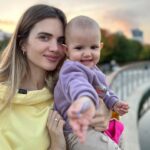 Ekaterina Shepeta Instagram - Завершили осеннее лето в парке🍁🍂это был самый теплый сентябрь на моей памяти в Москве🥰мне просто были жизненно необходимы пару фоток и видео на память. Какие у нас красивые дети 🤩 @araratkeshchyan Даже когда кривляются 😁 ——— Вы как? Готовы к холодам?😬