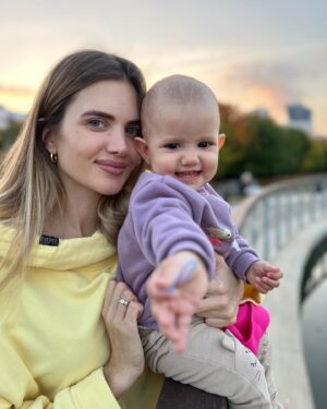 Ekaterina Shepeta Instagram - Завершили осеннее лето в парке🍁🍂это был самый теплый сентябрь на моей памяти в Москве🥰мне просто были жизненно необходимы пару фоток и видео на память.

Какие у нас красивые дети 🤩 @araratkeshchyan 

Даже когда кривляются 😁

———

Вы как? Готовы к холодам?😬