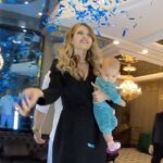 Ekaterina Shepeta Instagram - Нарядные выходные в Бишкеке. Мы были на свадьбе друга Арарата - Жанната. Полетели втроем: я, Ани и Арарат. 3 дня провели в Бишкеке. Ева и Диана остались в Москве с няней. С одной стороны, с одним ребенком, который еще не произносит вечные «мамамамамаааааа», это был прям отдых. С другой, я так соскучилась по своим двум старшим красоткам 😍 приехала домой, заобнимала. В Бишкеке классно! Очень доброжелательно и гостеприимно. В день свадьбы я накрасилась, накрутила волосы и щеголяла по веранде отеля с коляской с кайфом от ощущения, что я многодетная мама, гуляю с груднничком, а выгляжу, как будто не мое. Свадьба была большая, традиционная, на двух языках, с артистами и веселыми гостями из мира КВН. Давно не была на свадьбах в качестве гостя. Мне понравилось 😊 Мы даже потанцевали с мужем. Между танцами и бесконечной едой мы сделали видео с конфетти. Как узнала от подписчиков, это могло быть тайное программирование на четвертого ребенка - мальчика. Ну что ж, хоть бы, хоть бы 🤞 А еще в Бишкеке у Ани прорезался первый зуб. Я узнала об этом, когда она меня укусила за нос. В общем и целом, были замечательные выходные в Киргизии. В карусельке можете посмотреть фото и видео без фильтров и обработок. Как есть. PS. Мамы без нянь и другой помощи, вы героини. PS_2. Фотки не все прогрузились 😭 следующий рилс - компенсация места важной персоны.
