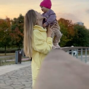 Ekaterina Shepeta Instagram - Завершили осеннее лето в парке🍁🍂это был самый теплый сентябрь на моей памяти в Москве🥰мне просто были жизненно необходимы пару фоток и видео на память.

Какие у нас красивые дети 🤩 @araratkeshchyan 

Даже когда кривляются 😁

———

Вы как? Готовы к холодам?😬
