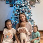 Ekaterina Shepeta Instagram - Сегодня захотелось ёлку собрать 🎄🎅🏼🎁✨ Захотелось, вытащили коробку, игрушки, поставили, нарядили. Красота 😁 Собирала, и вспоминала, что в детстве у меня были представления об этом процессе совершенно иные. Мне казалось, что это очень сложно - наряжать ёлку. Стеклянные игрушки, завёрнутые каждая в отдельный кусочек бумаги, чтобы не разбились, разноцветные фигуры, персонажи из мультиков, шары, сосульки, спиральки… С одной стороны, это был целый ритуал. С другой - ритуал нервный: не дай бог, игрушка разобьётся 🙈 где потом брать ей на замену? А сколько времени занимал этот процесс гармоничного развешивания игрушек?😅 Мама их вешала и после каждой отходила и примерялась - туда или нет. А дождик? Помните дождик? Только его красиво распределить по елке - стресс😂 Одно напряжение - эту ёлку наряжать🙈а потом ещё и разбирать в таком же нервяке, и выносить 😂 она же настоящая. Пост - не пост без вывода. Очень ценю время, в которое мы живем. Столько возможностей жить в перманентном состоянии счастья, как сейчас, не было ещё никогда. Захотела новогоднее настроение - через 15 минут создала себе легко❤️