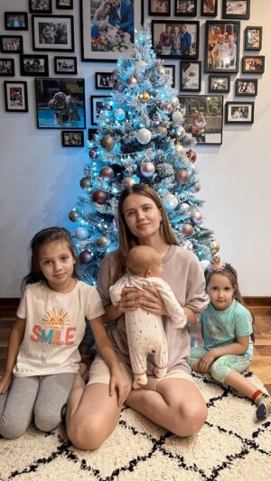 Ekaterina Shepeta Instagram - Сегодня захотелось ёлку собрать 🎄🎅🏼🎁✨
Захотелось, вытащили коробку, игрушки, поставили, нарядили. Красота 😁

Собирала, и вспоминала, что в детстве у меня были представления об этом процессе совершенно иные. Мне казалось, что это очень сложно - наряжать ёлку.
Стеклянные игрушки, завёрнутые каждая в отдельный кусочек бумаги, чтобы не разбились, разноцветные  фигуры, персонажи из мультиков, шары, сосульки, спиральки…
С одной стороны, это был целый ритуал. С другой - ритуал нервный: не дай бог, игрушка разобьётся 🙈 где потом брать ей на замену?
 А сколько времени занимал этот процесс гармоничного развешивания игрушек?😅 Мама их вешала и после каждой отходила и примерялась - туда или нет. А дождик? Помните дождик? Только его красиво распределить по елке - стресс😂
Одно напряжение - эту ёлку наряжать🙈а потом ещё и разбирать в таком же нервяке, и выносить 😂 она же настоящая.

Пост - не пост без вывода.
Очень ценю время, в которое мы живем. Столько возможностей жить в перманентном состоянии счастья, как сейчас, не было ещё никогда. Захотела новогоднее настроение - через 15 минут создала себе легко❤️