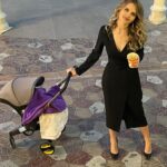 Ekaterina Shepeta Instagram - Нарядные выходные в Бишкеке. Мы были на свадьбе друга Арарата - Жанната. Полетели втроем: я, Ани и Арарат. 3 дня провели в Бишкеке. Ева и Диана остались в Москве с няней. С одной стороны, с одним ребенком, который еще не произносит вечные «мамамамамаааааа», это был прям отдых. С другой, я так соскучилась по своим двум старшим красоткам 😍 приехала домой, заобнимала. В Бишкеке классно! Очень доброжелательно и гостеприимно. В день свадьбы я накрасилась, накрутила волосы и щеголяла по веранде отеля с коляской с кайфом от ощущения, что я многодетная мама, гуляю с груднничком, а выгляжу, как будто не мое. Свадьба была большая, традиционная, на двух языках, с артистами и веселыми гостями из мира КВН. Давно не была на свадьбах в качестве гостя. Мне понравилось 😊 Мы даже потанцевали с мужем. Между танцами и бесконечной едой мы сделали видео с конфетти. Как узнала от подписчиков, это могло быть тайное программирование на четвертого ребенка - мальчика. Ну что ж, хоть бы, хоть бы 🤞 А еще в Бишкеке у Ани прорезался первый зуб. Я узнала об этом, когда она меня укусила за нос. В общем и целом, были замечательные выходные в Киргизии. В карусельке можете посмотреть фото и видео без фильтров и обработок. Как есть. PS. Мамы без нянь и другой помощи, вы героини. PS_2. Фотки не все прогрузились 😭 следующий рилс - компенсация места важной персоны.