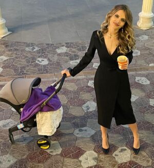 Ekaterina Shepeta Instagram - Нарядные выходные в Бишкеке.

Мы были на свадьбе друга Арарата - Жанната.

Полетели втроем: я, Ани и Арарат. 3 дня провели в Бишкеке. Ева и Диана остались в Москве с няней.

С одной стороны, с одним ребенком, который еще не произносит вечные «мамамамамаааааа», это был прям отдых. С другой, я так соскучилась по своим двум старшим красоткам 😍 приехала домой, заобнимала.

В Бишкеке классно! Очень доброжелательно и гостеприимно. 

В день свадьбы я накрасилась, накрутила волосы и щеголяла по веранде отеля с коляской с кайфом от ощущения, что я многодетная мама, гуляю с груднничком, а выгляжу, как будто не мое.

Свадьба была большая, традиционная, на двух языках, с артистами и веселыми гостями из мира КВН. Давно не была на свадьбах в качестве гостя. Мне понравилось 😊 Мы даже потанцевали с мужем.

Между танцами и бесконечной едой мы сделали видео с конфетти. Как узнала от подписчиков, это могло быть тайное программирование на четвертого ребенка - мальчика. Ну что ж, хоть бы, хоть бы 🤞

А еще в Бишкеке у Ани прорезался первый зуб. Я узнала об этом, когда она меня укусила за нос.

В общем и целом, были замечательные выходные в Киргизии. В карусельке можете посмотреть фото и видео без фильтров и обработок. Как есть.

PS. Мамы без нянь и другой помощи, вы героини.

PS_2. Фотки не все прогрузились 😭 следующий рилс - компенсация места важной персоны.