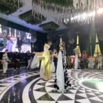 Ekaterina Shepeta Instagram - Нарядные выходные в Бишкеке. Мы были на свадьбе друга Арарата - Жанната. Полетели втроем: я, Ани и Арарат. 3 дня провели в Бишкеке. Ева и Диана остались в Москве с няней. С одной стороны, с одним ребенком, который еще не произносит вечные «мамамамамаааааа», это был прям отдых. С другой, я так соскучилась по своим двум старшим красоткам 😍 приехала домой, заобнимала. В Бишкеке классно! Очень доброжелательно и гостеприимно. В день свадьбы я накрасилась, накрутила волосы и щеголяла по веранде отеля с коляской с кайфом от ощущения, что я многодетная мама, гуляю с груднничком, а выгляжу, как будто не мое. Свадьба была большая, традиционная, на двух языках, с артистами и веселыми гостями из мира КВН. Давно не была на свадьбах в качестве гостя. Мне понравилось 😊 Мы даже потанцевали с мужем. Между танцами и бесконечной едой мы сделали видео с конфетти. Как узнала от подписчиков, это могло быть тайное программирование на четвертого ребенка - мальчика. Ну что ж, хоть бы, хоть бы 🤞 А еще в Бишкеке у Ани прорезался первый зуб. Я узнала об этом, когда она меня укусила за нос. В общем и целом, были замечательные выходные в Киргизии. В карусельке можете посмотреть фото и видео без фильтров и обработок. Как есть. PS. Мамы без нянь и другой помощи, вы героини. PS_2. Фотки не все прогрузились 😭 следующий рилс - компенсация места важной персоны.