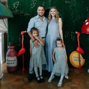 Ekaterina Shepeta Instagram - 33 годика мне исполнилось 4 сентября.

Помню, смотрела на своих родителей с мыслью «о, Боже, какие они уже старые».

😅кто ж знал, что это только начало начал? 

Не знаю, что было тогда в голове наших родителей. Знаю, что сейчас я только начинаю расцветать. И точно знаю, что дальше будет ещё круче🥰🤩 

Все-таки близко и честно познакомиться с собой и любить все свои грани - лучшее решение, которое человек может принять в своей жизни.

А, ну и ответственность ещё. Куда без неё 😊