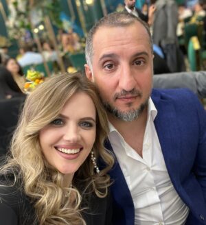 Ekaterina Shepeta Instagram - Нарядные выходные в Бишкеке.

Мы были на свадьбе друга Арарата - Жанната.

Полетели втроем: я, Ани и Арарат. 3 дня провели в Бишкеке. Ева и Диана остались в Москве с няней.

С одной стороны, с одним ребенком, который еще не произносит вечные «мамамамамаааааа», это был прям отдых. С другой, я так соскучилась по своим двум старшим красоткам 😍 приехала домой, заобнимала.

В Бишкеке классно! Очень доброжелательно и гостеприимно. 

В день свадьбы я накрасилась, накрутила волосы и щеголяла по веранде отеля с коляской с кайфом от ощущения, что я многодетная мама, гуляю с груднничком, а выгляжу, как будто не мое.

Свадьба была большая, традиционная, на двух языках, с артистами и веселыми гостями из мира КВН. Давно не была на свадьбах в качестве гостя. Мне понравилось 😊 Мы даже потанцевали с мужем.

Между танцами и бесконечной едой мы сделали видео с конфетти. Как узнала от подписчиков, это могло быть тайное программирование на четвертого ребенка - мальчика. Ну что ж, хоть бы, хоть бы 🤞

А еще в Бишкеке у Ани прорезался первый зуб. Я узнала об этом, когда она меня укусила за нос.

В общем и целом, были замечательные выходные в Киргизии. В карусельке можете посмотреть фото и видео без фильтров и обработок. Как есть.

PS. Мамы без нянь и другой помощи, вы героини.

PS_2. Фотки не все прогрузились 😭 следующий рилс - компенсация места важной персоны.