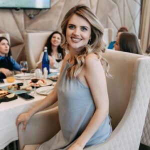 Ekaterina Shepeta Instagram - 33 годика мне исполнилось 4 сентября.

Помню, смотрела на своих родителей с мыслью «о, Боже, какие они уже старые».

😅кто ж знал, что это только начало начал? 

Не знаю, что было тогда в голове наших родителей. Знаю, что сейчас я только начинаю расцветать. И точно знаю, что дальше будет ещё круче🥰🤩 

Все-таки близко и честно познакомиться с собой и любить все свои грани - лучшее решение, которое человек может принять в своей жизни.

А, ну и ответственность ещё. Куда без неё 😊