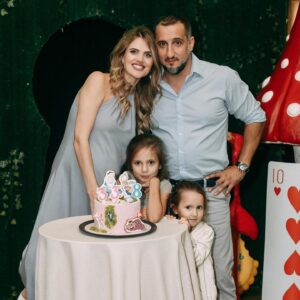 Ekaterina Shepeta Instagram - 33 годика мне исполнилось 4 сентября.

Помню, смотрела на своих родителей с мыслью «о, Боже, какие они уже старые».

😅кто ж знал, что это только начало начал? 

Не знаю, что было тогда в голове наших родителей. Знаю, что сейчас я только начинаю расцветать. И точно знаю, что дальше будет ещё круче🥰🤩 

Все-таки близко и честно познакомиться с собой и любить все свои грани - лучшее решение, которое человек может принять в своей жизни.

А, ну и ответственность ещё. Куда без неё 😊