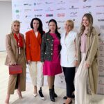 Ekaterina Shepeta Instagram - Я впервые участвовала в форуме эстетической медицины, впервые выступила ведущей, впервые на сцене с девушками обсуждала свои «секреты». Мне понравилось! Очень😁 Во-первых, форум реально «пришел» под мой запрос. Я вела блок про аппаратную косметологию, в то время как сама ни разу ничем не пользовалась. Я ничего не знаю про косметологию. НИ-ЧЕ-ГО. При этом очень жду окончания ГВ, потому что вижу, что моя кожа устала и я очень хочу уже начать. Ну пора, правда. И я думала, что хочу именно аппараты, т.к. очень боюсь уколов в лицо🙈бррррр😬я за час узнала столько об аппаратах, что за полгода бы не узнала, если бы занялась вопросом самостоятельно. Во-вторых, я считаю, мне категорически идет микрофон и сцена! Вот просто мое это и точка. Понимаю заказы на ведение мероприятий. 👌😂😂😂 не шучу😉🤗 И с людьми я познакомилась классными, интересными🥰 Люблю пробовать новое. Это «расширяет»🧚‍♀️ Поздравляйте с дебютом ведущей 🤩
