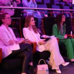 Ekaterina Shepeta Instagram - Я впервые участвовала в форуме эстетической медицины, впервые выступила ведущей, впервые на сцене с девушками обсуждала свои «секреты». Мне понравилось! Очень😁 Во-первых, форум реально «пришел» под мой запрос. Я вела блок про аппаратную косметологию, в то время как сама ни разу ничем не пользовалась. Я ничего не знаю про косметологию. НИ-ЧЕ-ГО. При этом очень жду окончания ГВ, потому что вижу, что моя кожа устала и я очень хочу уже начать. Ну пора, правда. И я думала, что хочу именно аппараты, т.к. очень боюсь уколов в лицо🙈бррррр😬я за час узнала столько об аппаратах, что за полгода бы не узнала, если бы занялась вопросом самостоятельно. Во-вторых, я считаю, мне категорически идет микрофон и сцена! Вот просто мое это и точка. Понимаю заказы на ведение мероприятий. 👌😂😂😂 не шучу😉🤗 И с людьми я познакомилась классными, интересными🥰 Люблю пробовать новое. Это «расширяет»🧚‍♀️ Поздравляйте с дебютом ведущей 🤩