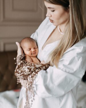 Ekaterina Shepeta Instagram - С 8 марта ❤️
В нашей семье это прям ПРАЗДНИК 😁
В 2022 к нам присоединились Ани  и Шанти🚀😅
Поэтому Арарату еще веселее 😂

Сегодня знакомлю вас с Ани ❤️ так захотелось 🥰 фотосет, когда ей было 2 недели. Последняя фотография - ее знакомство с Шанти 🤩😂

Девочки, с праздником вас от меня и моих  девочек 🌷