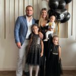Ekaterina Shepeta Instagram - Ева, с днем рождения 🥳 9 лет человеку! ДЕВЯТЬ🫣😍 Мы сегодня тихонечко семейной компанией отмечаем девятилетие нашего родительства. Это удивительно и прекрасно. Время летит🙈я понимаю, что не успеем оглянуться, будет уже 15, потом 18, 20, а там и внуки🙈 а мне же самой еще будто 22😅 Хотя по факту 34 завтра 😂 Ладно)) едем дальше. Последняя фотка ван лав🥰