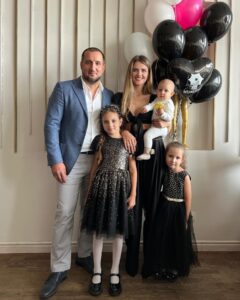 Ekaterina Shepeta Instagram - Ева, с днем рождения 🥳 9 лет человеку! ДЕВЯТЬ🫣😍 Мы сегодня тихонечко семейной компанией отмечаем девятилетие нашего родительства. Это удивительно и прекрасно. Время летит🙈я понимаю, что не успеем оглянуться, будет уже 15, потом 18, 20, а там и внуки🙈 а мне же самой еще будто 22😅 Хотя по факту 34 завтра 😂 Ладно)) едем дальше. Последняя фотка ван лав🥰