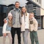 Ekaterina Vilkova Instagram - Хочу поделиться с вами приятным воспоминанием о семейных съемках для @ralfringer_official. Тот день был не только насыщенным, но и щедрым на погодные капризы. Мы стойко выдержали и дождь, и шквалистый ветер, и палящее солнце. Осенне-зимняя коллекция уже в продаже во всех магазинах RALF RINGER. #РальфРингер #RalfRinger #LyubimovforRalfRinger #VilkovaforRalfRinger