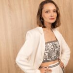 Ekaterina Vilkova Instagram - Май в этом году удивляет: сначала лютым холодом, а теперь - июльской жарой! Но я готова ко всем капризам погоды-благодаря прекрасному льняному топу @serginnetti.ru с вышивкой не просто справляюсь со всеми превратностями майской жары, а с шиком и блеском! 😉 Признавайтесь, кто любит топы и носит их? #serginnetti ❤️