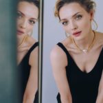 Ekaterina Vilkova Instagram - Раздвоение личности — психическое расстройство из группы диссоциативных расстройств, при котором идентичность человека не является целой и складывается впечатление, что в теле одного человека существует несколько разных личностей🙈🤣🙈 Просто в моей жизни появился #kavilkastore 🤍 Всех с наступающим Новым годом ✨🎄 Foto @makeupdreams ❤️