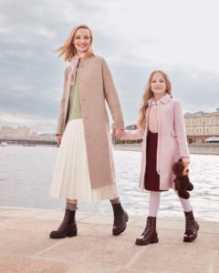 Ekaterina Vilkova Instagram - В последнее время не так часто получается проводить время с семьей 🙈🙈🙈, много работы 🎬🎬🎬. А эти фотографии - прекрасное напоминание о тех днях, когда мы были все вместе в этом году ❤️❤️❤️. На съёмке для 🥾🥾@ralfringer_official 👟👟 мы были на одной волне. Не секрет, что дети очень любят подражать родителям. Как только у меня появляется новое платье – дочке хочется что-то похожее, а сын, конечно, выбирает что-то «как у папы» 😂😂😂. Мне кажется здорово быть похожими, но не повторяться, сохранять индивидуальность каждого члена семьи, но при этом быть гармоничными по оттенкам и цветовой гамме 😎😎😎. На этих картинках мои бордовые челси классно сочетаются с сапожками Павлы, а завышенные кроссовки Пети и кеды Ильи подчеркивают их бодрый спортивный настрой. А Вам нравится, когда ваши дети вам подражают? #РальфРингер #RalfRinger #RalfRingerFW2122 #LyubimovforRalfRinger #VilkovaforRalfRinger