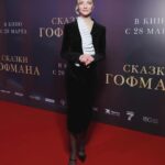 Ekaterina Vilkova Instagram - Сегодня в прокат выходит наша новая история «Сказки Гофмана» реж.Т. Баркалая 🖤 Нежная история #пролюдей- таких как мы с вами ✨ _________________________ А кому интересно-мой образ с премьеры: Платье @teginfashionhouse моей любимой @teginsvetlana 🖤 Туфли @ekonikastyle-невероятно удобные🖤 Украшения @kavilkastore - тут #всёсама 🖤 За красоту отвечал волшебник @vladimirkalinchev и @rbg.ru 🖤 И изюминка образа-завершающий акцент- #моймуж , он же #самыйкрутоймужик И.Любимов🖤 И #чужоймуж, но #мойпрекрасныйпартнер @maxsim.stoyanov 🖤